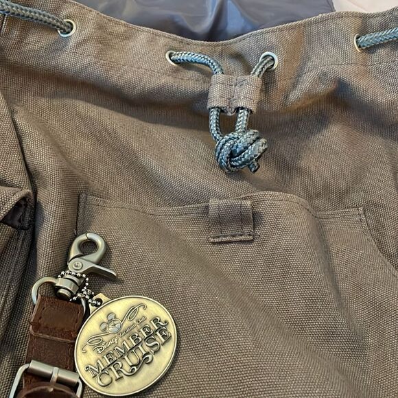 Disney Field & Co Leeds Vacation Club Member Cruise 2017 New backpack w/ keyring - Picture 13 of 13